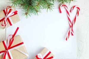 klar Papier Verlegung mit Süßigkeiten Stock, Weihnachten Baum Geäst und Geschenke foto