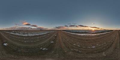 Winter 360 hdri Panorama auf Kies Straße mit Abend Wolken auf Blau Himmel Vor Sonnenuntergang im gleichwinklig kugelförmig nahtlos Projektion, verwenden wie Himmel Ersatz im Drohne Panoramen wie Himmelskuppel foto