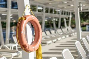 ein Schwimmbad mit ein Rettungsring im ein tropisch Ferien Resort foto