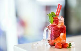 Erdbeere nicht alkoholisch Limonade mit Basilikum und Eis Würfel foto