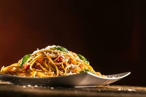Italienisch Pasta Spaghetti mit Tomate Soße Basilikum und Parmesan Käse im Weiß Teller foto