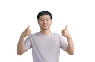 jung asiatisch gut aussehend Mann tragen ein beiläufig T-Shirt Stehen Über Weiß Hintergrund genehmigen tun positiv Gesten mit seine Hand, Daumen oben lächelnd, und glücklich zum Erfolg. Gewinner Geste. foto