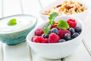 Müsli Joghurt und Beeren. gesund Frühstück mit Joghurt Granola und frisch Obst foto