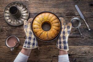 Marmor Kuchen.Ostern Kuchen. Marmor Kuchen Tasse von Kaffee Pulver Zucker und Küche Jahrgang Utensil. foto