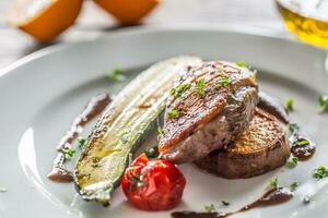 geröstet Ente Brust mit Zucchini Tomate und Petersilie Kräuter foto