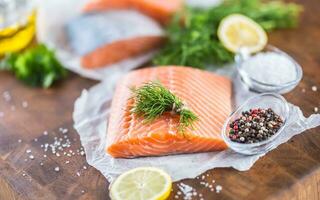 roh Lachs Filet mit Dill Zitrone Olive Öl Salz- und Pfeffer foto