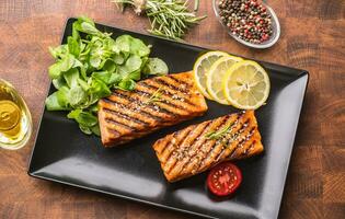 gegrillt Lachs Filet mit Salat Tomaten und Sesam foto