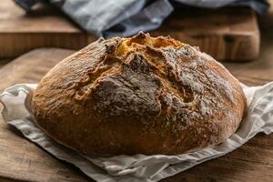 hausgemacht gebacken knusprig Brot setzt auf ein Leinen- Handtuch und hölzern Schneiden Tafel foto