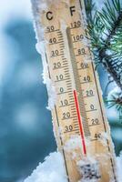 Thermometer auf Schnee zeigt an niedrig Temperaturen im Celsius oder Fahrenheit foto