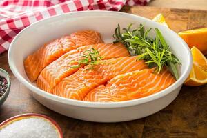 roh Lachs Filets mit Kräuter im ein Backen Gericht foto