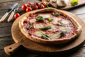 Pizza napoletana - - Napoli Tomate Soße Mozzarella und Basilikum foto
