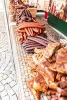 Brot Auswahl von geheilt Fleisch, Speck und Würste zum Verkauf auf ein Straße Markt foto