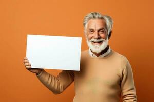 Senior Mann halten leer Blatt - - ai generativ foto