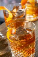 alt gestaltet Rum trinken auf Eis mit Orange Zitrusschale Garnierung foto
