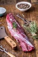 roh Rindfleisch Fleisch. roh Rindfleisch Filet Steak auf ein Schneiden Tafel mit Rosmarin Pfeffer Salz- im andere Positionen. foto