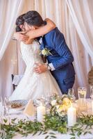 Jungvermählten ausführen ein leidenschaftlich Kuss im Vorderseite von Hochzeit Gäste auf ihr Besondere Tag foto