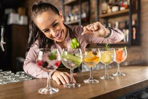 Barmann macht Sommer- erfrischend Gin Tonic Cocktails auf ein Bar foto