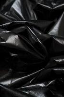 schwarz transparent Hintergrund von fließend Stoff, im das Stil von einfarbig Farben. ai generativ Kunst foto