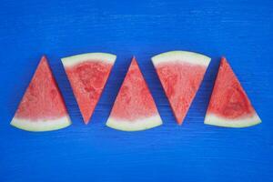 Scheiben von Wassermelone auf ein hell Blau Hintergrund foto