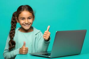jung weiblich Mädchen mit Laptop auf Blau Hintergrund zeigen Daumen oben foto