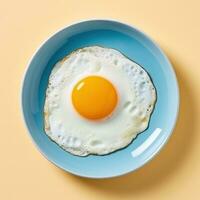 gebraten Ei mit Gelb Eigelb serviert auf Blau Keramik Teller foto