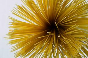 Fettucini Spaghetti auf oben von Aussicht im Sanft Fokus zum abstrakt Essen Hintergrund foto
