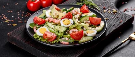 Salat mit Garnelen, Avocado, Gurke, Kürbiskernen und Leinsamen mit Olivenöl