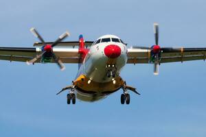 dänisch Luft Transport atr-42 oy-jry Passagier regional Turboprop Flugzeug Ankunft und Landung beim München Flughafen foto