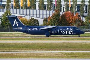 astra Fluggesellschaften britisch Luft- und Raumfahrt bae-146 sx-diz Passagier Flugzeug Abfahrt beim München Flughafen foto