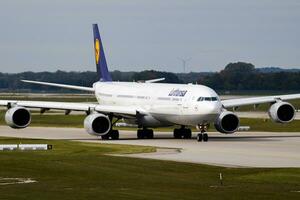 Lufthansa Passagier Flugzeug beim Flughafen. Zeitplan Flug Reise. Luftfahrt und Flugzeug. Luft Transport. global International Transport. fliegen und fliegend. foto