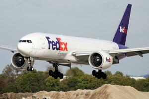 Fedex ausdrücken Fluggesellschaften boeing 777-200 n868fd Ladung Flugzeug Ankunft und Landung beim München Flughafen foto