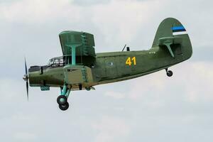 estnisch Luft Macht Antonow an-2 Transport Flugzeug Ankunft und Landung zum riat königlich International Luft tätowieren 2018 Flugschau foto