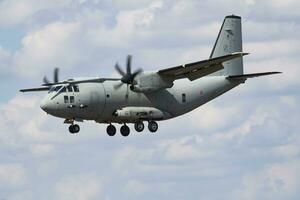 Italienisch Luft Macht leonardo c-27j spartanisch mm62223 Transport Flugzeug Ankunft und Landung zum riat königlich International Luft tätowieren 2018 Flugschau foto