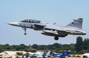 Schwedisch Luft Macht Saab jas 39d gripen 39825 Kämpfer Jet Ankunft und Landung zum riat königlich International Luft tätowieren 2018 Flugschau foto