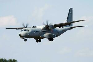 Spanisch Luft Macht casa c-295 t21-13 Transport Flugzeug Ankunft zum riat königlich International Luft tätowieren 2018 Flugschau foto