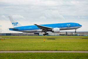 klm königlich Niederländisch Fluggesellschaften boeing 777-200 ph-bqi Passagier Flugzeug Ankunft und Landung beim Amsterdam Schiphol Flughafen foto