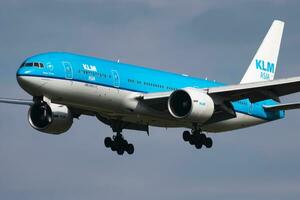 klm königlich Niederländisch Fluggesellschaften boeing 777-200 ph-bqm Passagier Flugzeug Ankunft und Landung beim Amsterdam Schiphol Flughafen foto