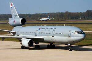 Militär- Transport Flugzeug beim Luft Base. Luft Macht Flug Betrieb. Luftfahrt und Flugzeug. Luft Aufzug. Militär- Industrie. fliegen und fliegend. foto