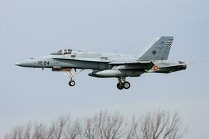 Spanisch Luft Macht mcdonnell Douglas ef-18a Hornisse c15-66 Kämpfer Jet Ankunft und Landung beim Leeuwarden Luft Base zum friesisch Flagge 2015 Luft Übung foto