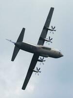 Militär- Transport Flugzeug beim Luft Base. Luft Macht Flug Betrieb. Luftfahrt und Flugzeug. Luft Verteidigung. Militär- Industrie. fliegen und fliegend. foto