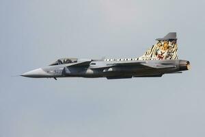 Militär- Kämpfer Jet Flugzeug beim Luft Base. Luft Macht Flug Betrieb. Luftfahrt und Flugzeug. Luft Verteidigung. Militär- Industrie. fliegen und fliegend. foto