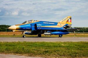 Militär- Kämpfer Jet Flugzeug beim Luft Base. Luft Macht Flug Betrieb. Luftfahrt und Flugzeug. Luft Verteidigung. Militär- Industrie. fliegen und fliegend. foto