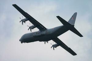 Militär- Transport Flugzeug beim Luft Base. Luft Macht Flug Betrieb. Luftfahrt und Flugzeug. Luft Verteidigung. Militär- Industrie. fliegen und fliegend. foto