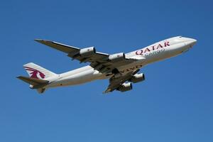 Katar Atemwege Ladung boeing 747-8 Jumbo Jet a7-bga Ladung Flugzeug Abfahrt beim Luxemburg Findel Flughafen foto