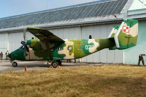 Militär- Transport Flugzeug beim Luft Base. Luft Macht Flug Betrieb. Luftfahrt und Flugzeug. Luft Verteidigung. Militär- Industrie. fliegen und fliegend. foto