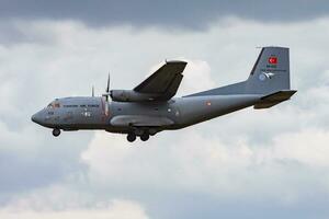 Militär- Transport Flugzeug beim Luft Base. Luft Macht Flug Betrieb. Luftfahrt und Flugzeug. Luft Verteidigung. Militär- Industrie. fliegen und fliegend. foto