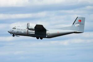 Militär- Transport Flugzeug beim Luft Base. Luft Macht Flug Betrieb. Luftfahrt und Flugzeug. Luft Verteidigung. Militär- Industrie. fliegen und fliegend. foto