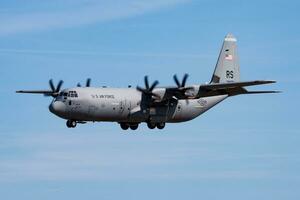 Militär- Transport Flugzeug beim Luft Base. Luft Macht Flug Betrieb. Luftfahrt und Flugzeug. Luft Verteidigung. Militär- Industrie. fliegen und fliegend. foto