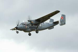 Militär- Transport Flugzeug beim Luft Base. Luft Macht Flug Betrieb. Luftfahrt und Flugzeug. Luft Verteidigung. Militär- Industrie. fliegen und fliegend. foto