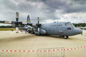 Militär- Transport Flugzeug beim Luft Base. Luft Macht Flug Betrieb. Luftfahrt und Flugzeug. Luft Verteidigung. Militär- Industrie. fliegen und fliegend. foto